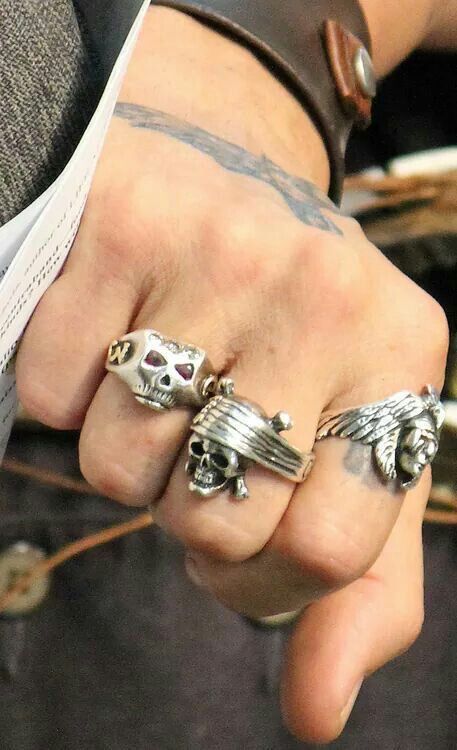 Ring Skull Captain Jack Sparrow with engraved "Capt Jack Sparrow" and 14K Gold pendant