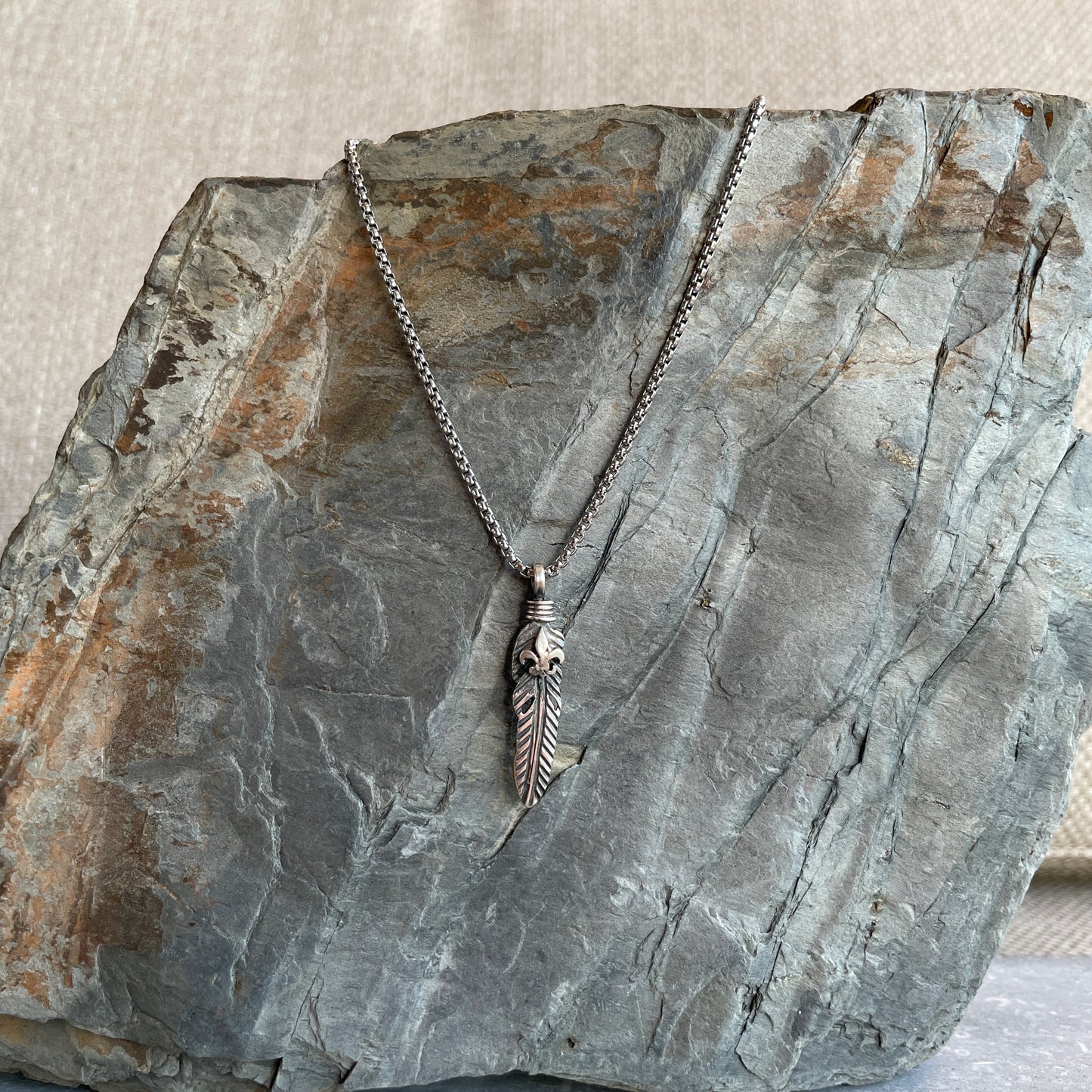 Feathers Lys Necklace