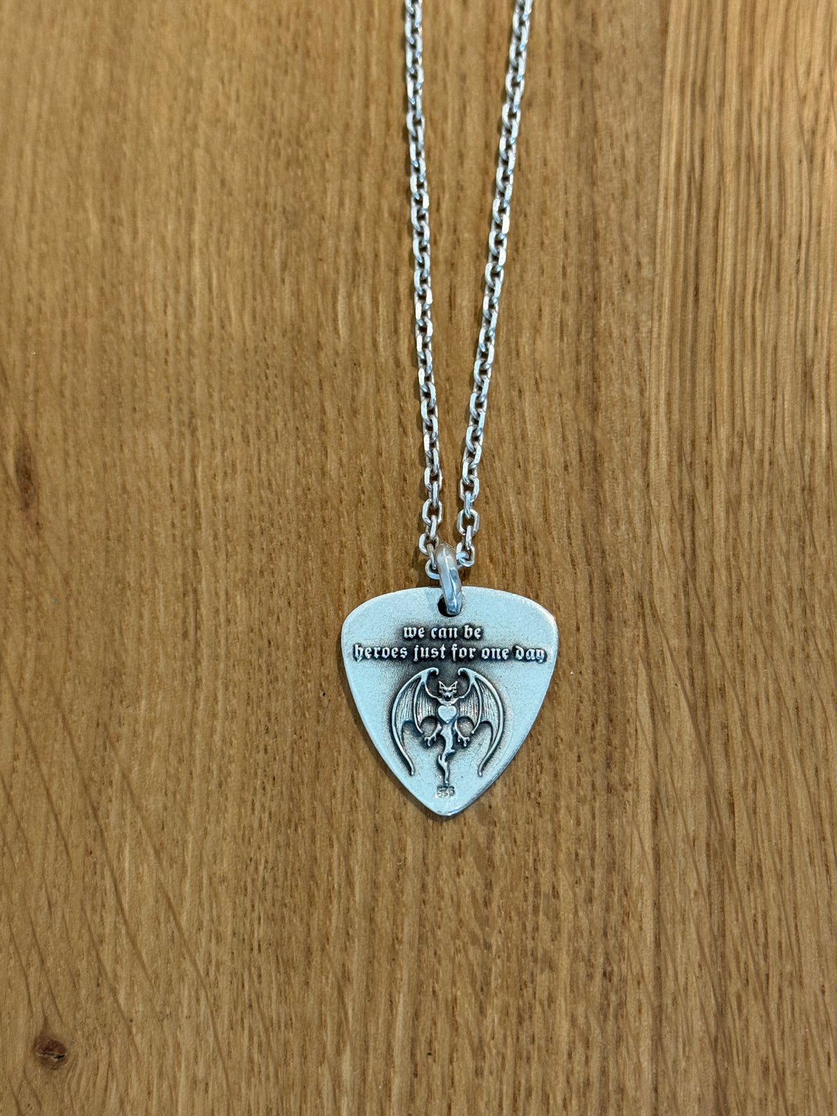 Pendant Pic Guitar Jack&Rose Hollywood Vampires « We Can Be Heroes Just For One Day - Legend Never Die »